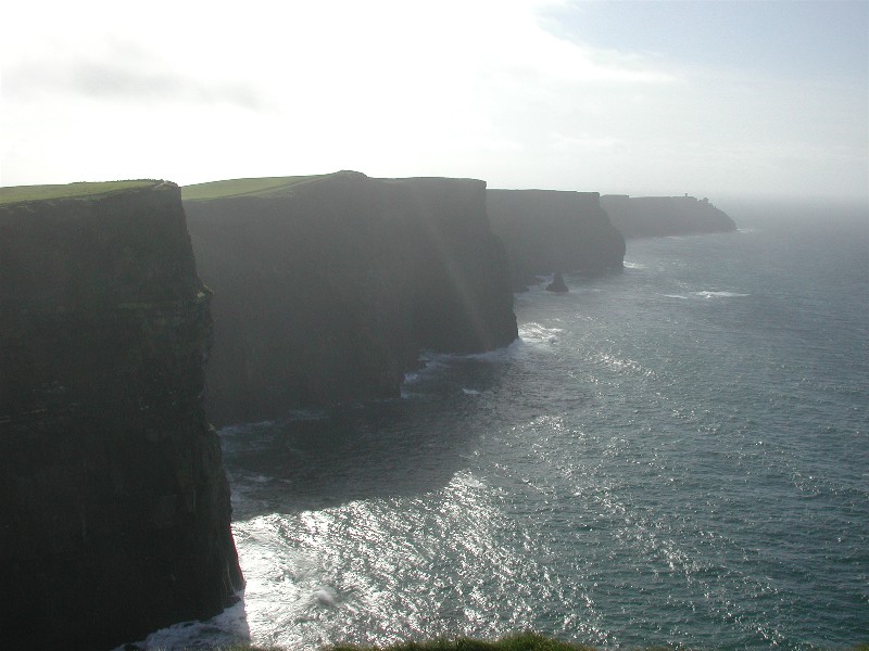 Cliffs of Moher i country  Clare,- ikke langt fra Galway. Bratt eller ikke, nydelig er det iallefall.