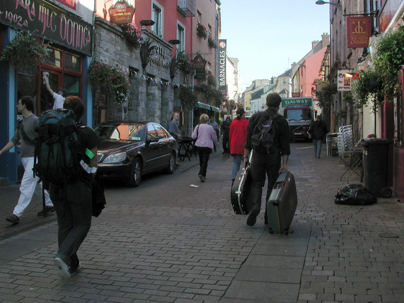 Det er mye å drasse på når man er spellemann;-) Gågata i Galway.