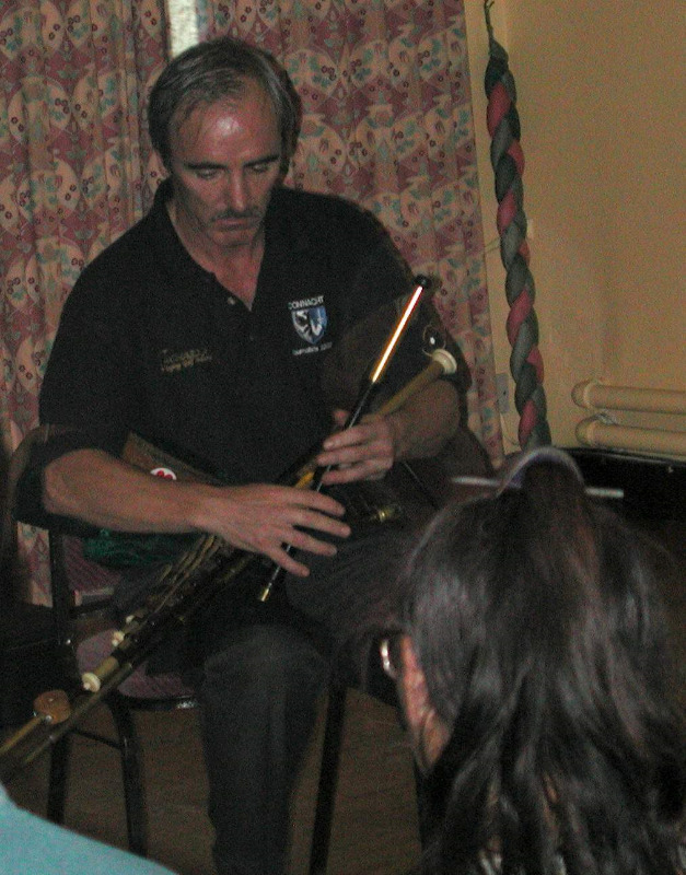 Her spilles det  på Uilleann pipes.  En tradisjonell Irsk sekkepipe.