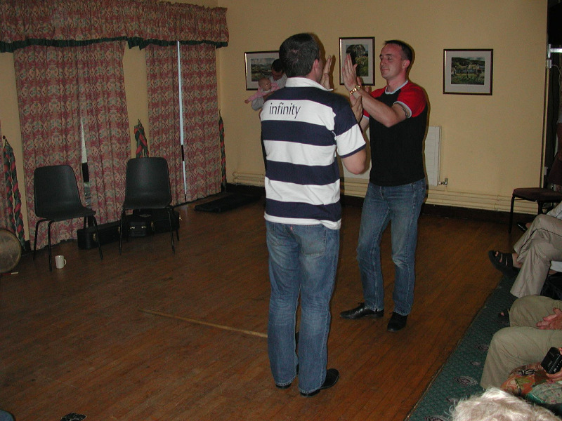 Her er det Irsk dans med to mænnfolk.