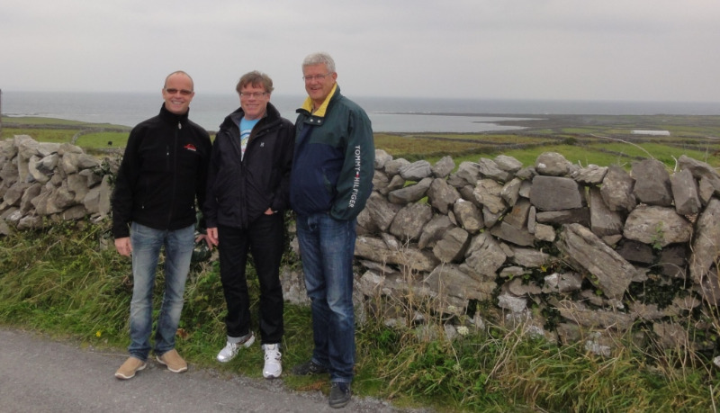 Mye beitemark er ryddet og resultatet av det er en 'rekke' med steingjerder slik som her på Aran Islands, Inis Mor.  Vest i havet ved Galway. Her bruker man det gæliske/keltiske språk.